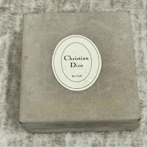 🔥SALE🔥!💎DIOR💎CLIP ON EARRINGS WITH ORIGINAL BOX AND TAG - Picture 7 of 7